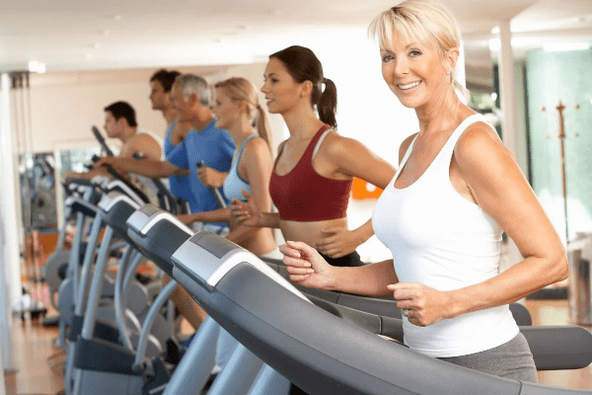 有氧跑步机训练将帮助您减轻腹部和两侧的体重