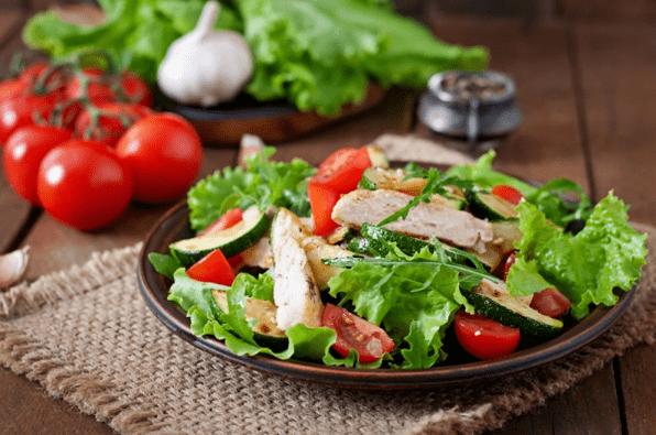 鸡肉和蔬菜沙拉是锻炼后享用清淡晚餐的绝佳选择。