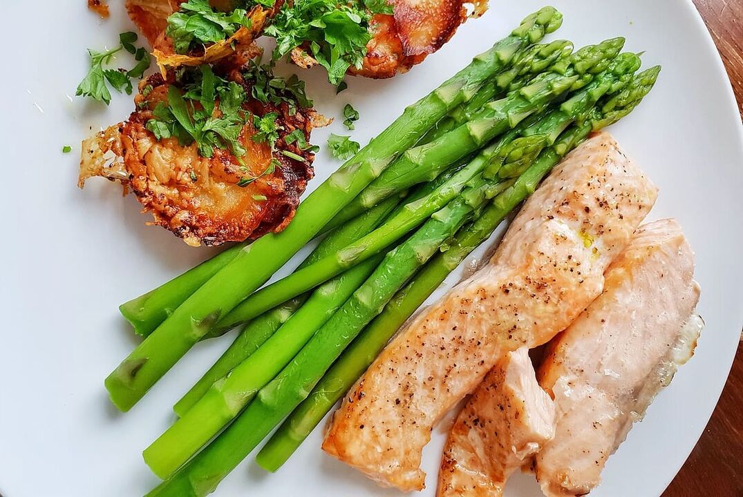 低碳水化合物饮食菜单上的芦笋烤鱼